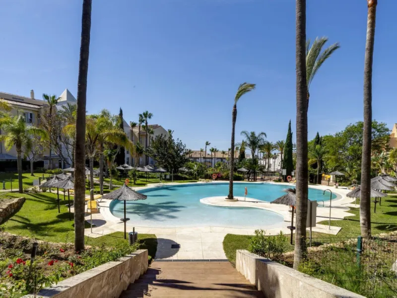 Luxury Garden Apartment in Bahía de Marbella – Renovated Elegance, Open Spaces, and Unbeatable Location.