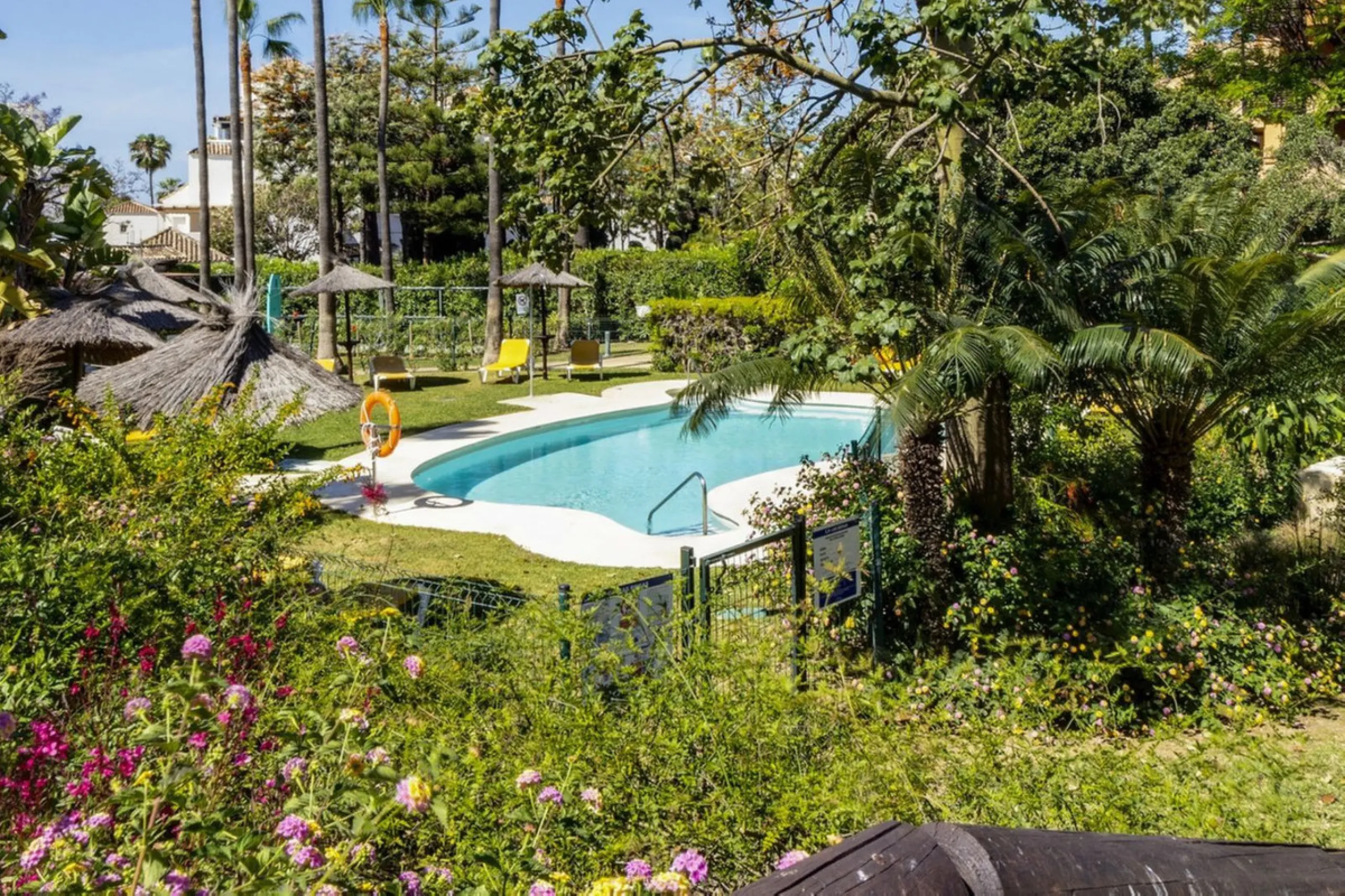 Luxury Garden Apartment in Bahía de Marbella – Renovated Elegance, Open Spaces, and Unbeatable Location.