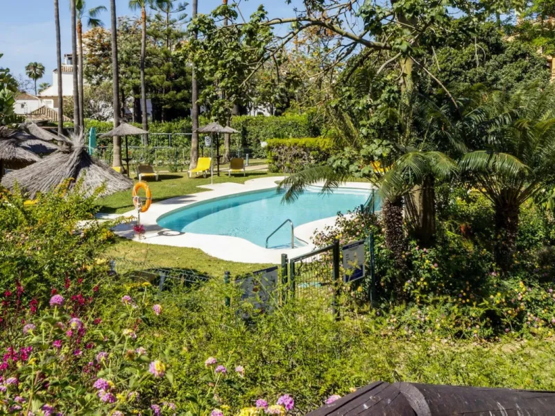 Luxury Garden Apartment in Bahía de Marbella – Renovated Elegance, Open Spaces, and Unbeatable Location.