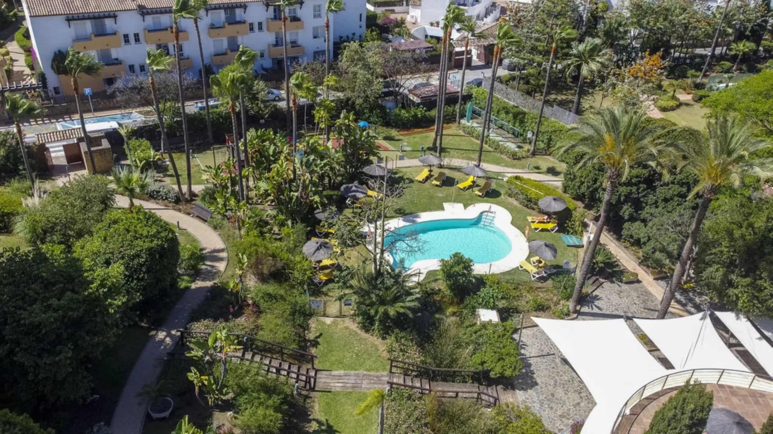 Luxury Garden Apartment in Bahía de Marbella – Renovated Elegance, Open Spaces, and Unbeatable Location.