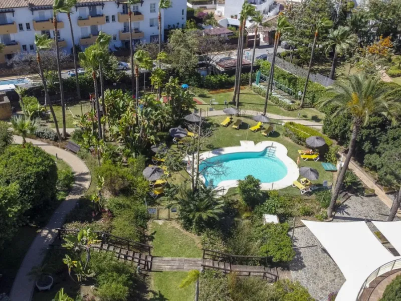 Luxury Garden Apartment in Bahía de Marbella – Renovated Elegance, Open Spaces, and Unbeatable Location.