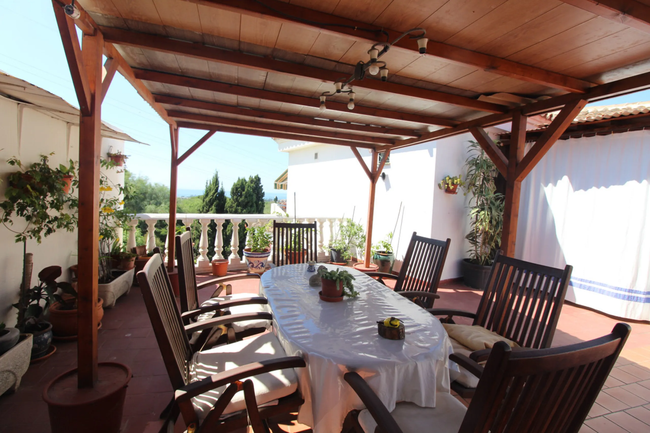 La Campana area in Nueva Andalucia is a thriving community with a vast array of amenities. Offered for sale is this house situated walking distance from all local services. The property enjoys far reaching views towards the sea and the spacious accommodat