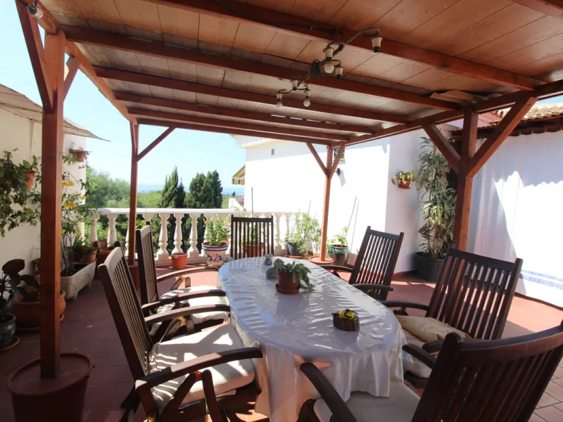 La Campana area in Nueva Andalucia is a thriving community with a vast array of amenities. Offered for sale is this house situated walking distance from all local services. The property enjoys far reaching views towards the sea and the spacious accommodat