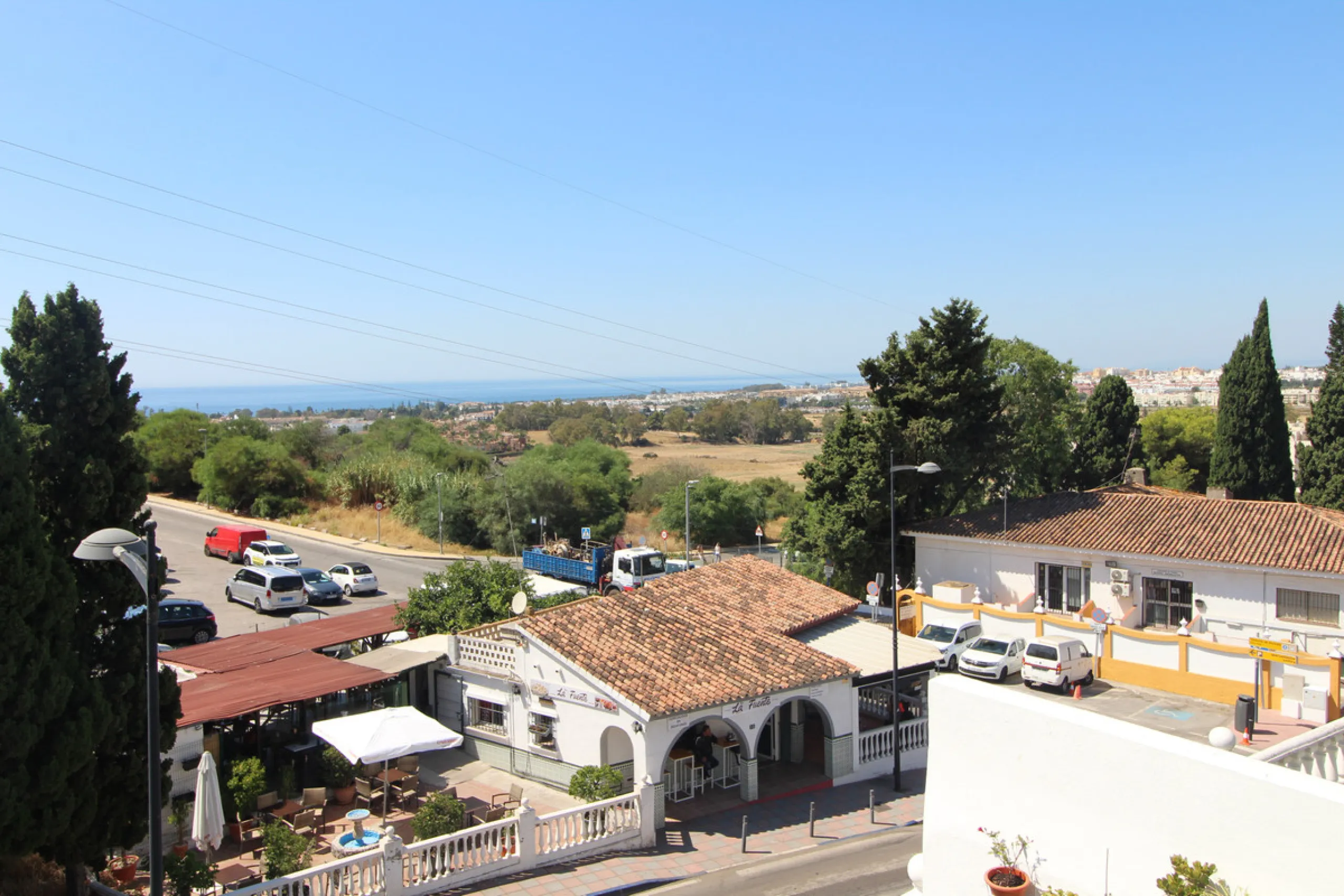 La Campana area in Nueva Andalucia is a thriving community with a vast array of amenities. Offered for sale is this house situated walking distance from all local services. The property enjoys far reaching views towards the sea and the spacious accommodat