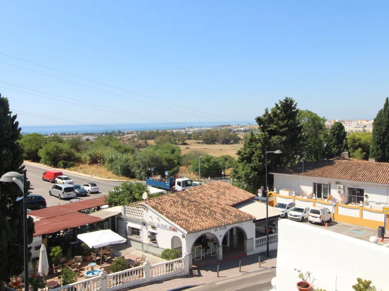 La Campana area in Nueva Andalucia is a thriving community with a vast array of amenities. Offered for sale is this house situated walking distance from all local services. The property enjoys far reaching views towards the sea and the spacious accommodat