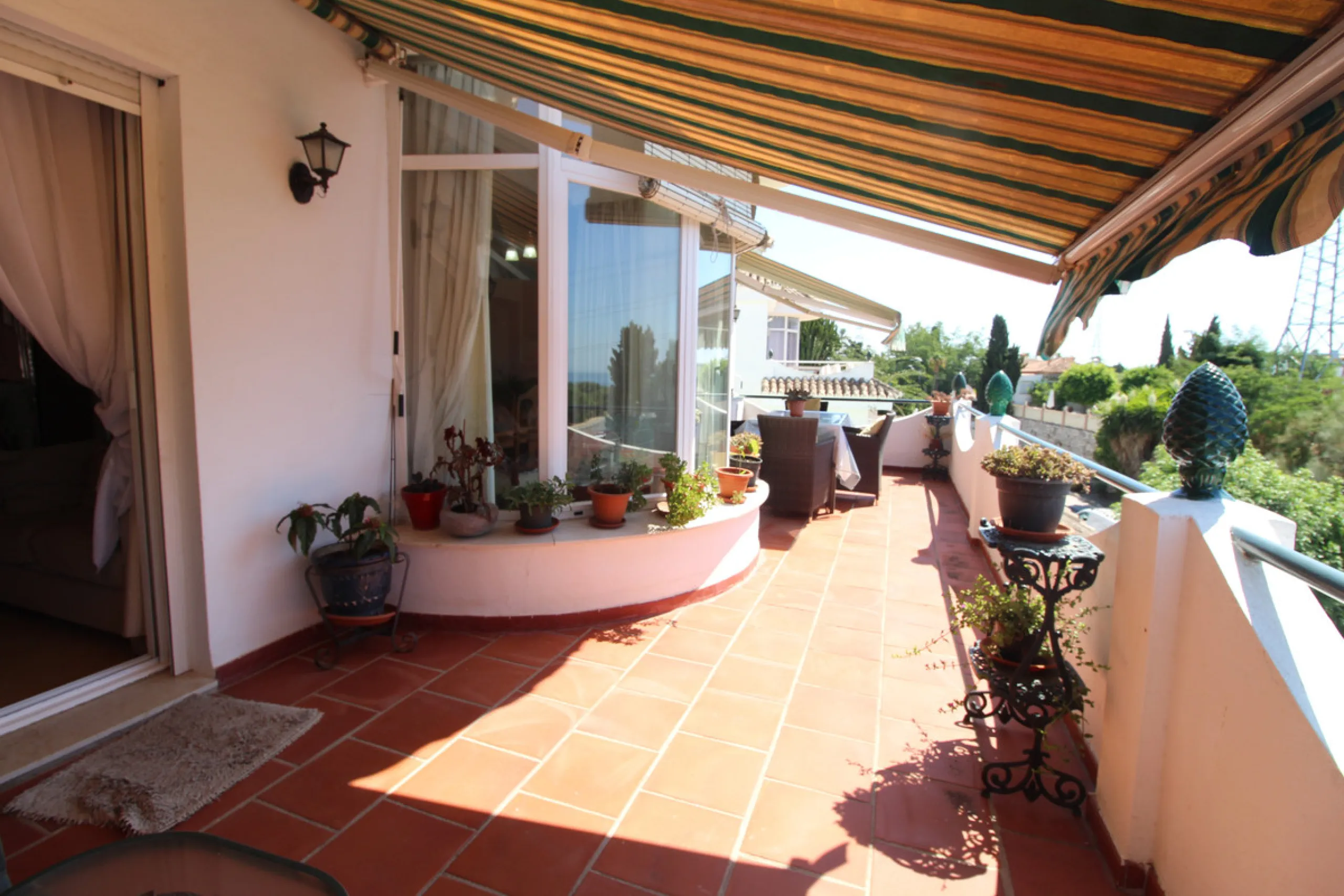 La Campana area in Nueva Andalucia is a thriving community with a vast array of amenities. Offered for sale is this house situated walking distance from all local services. The property enjoys far reaching views towards the sea and the spacious accommodat