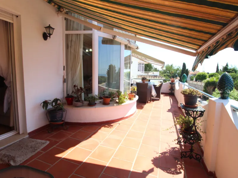 La Campana area in Nueva Andalucia is a thriving community with a vast array of amenities. Offered for sale is this house situated walking distance from all local services. The property enjoys far reaching views towards the sea and the spacious accommodat