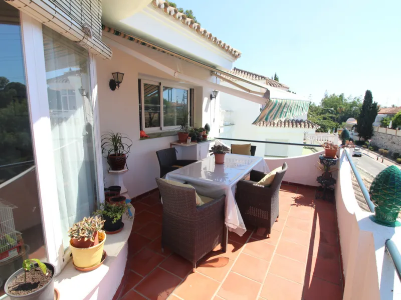 La Campana area in Nueva Andalucia is a thriving community with a vast array of amenities. Offered for sale is this house situated walking distance from all local services. The property enjoys far reaching views towards the sea and the spacious accommodat