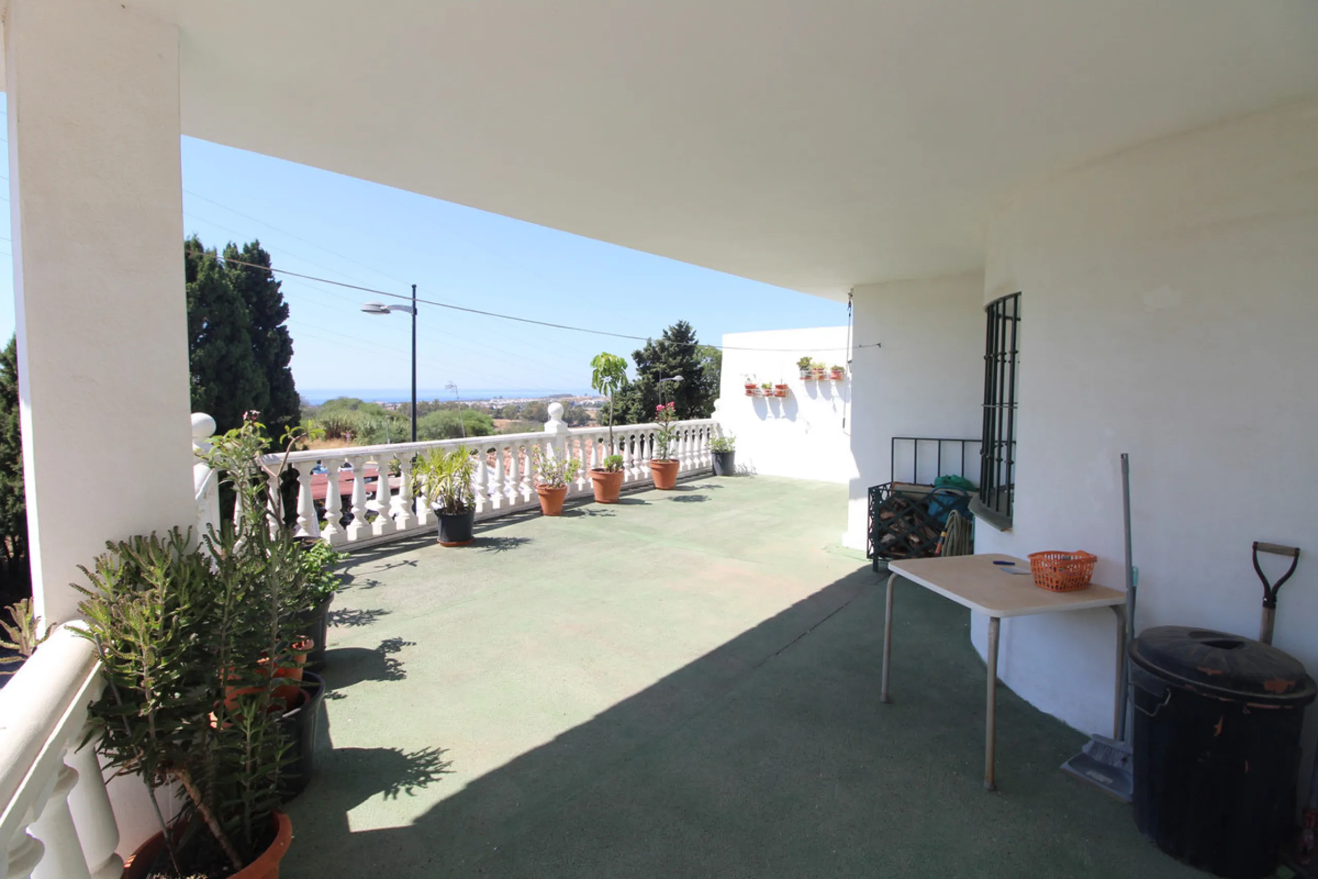 La Campana area in Nueva Andalucia is a thriving community with a vast array of amenities. Offered for sale is this house situated walking distance from all local services. The property enjoys far reaching views towards the sea and the spacious accommodat