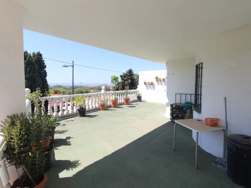La Campana area in Nueva Andalucia is a thriving community with a vast array of amenities. Offered for sale is this house situated walking distance from all local services. The property enjoys far reaching views towards the sea and the spacious accommodat