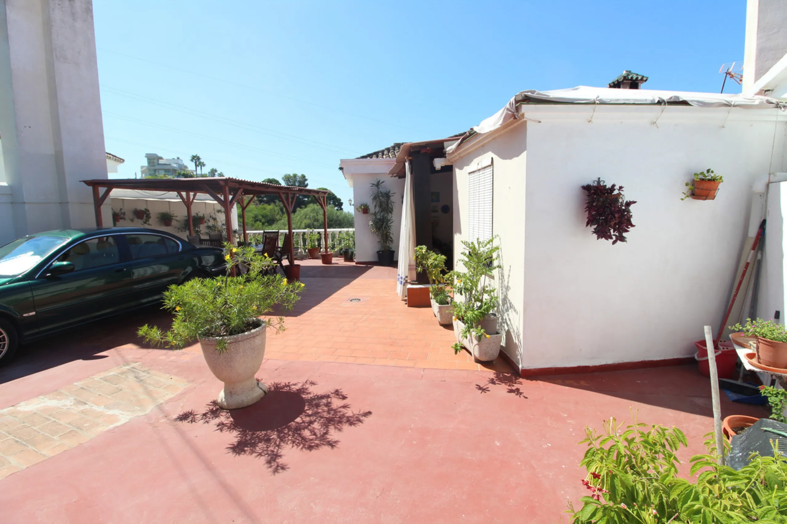 La Campana area in Nueva Andalucia is a thriving community with a vast array of amenities. Offered for sale is this house situated walking distance from all local services. The property enjoys far reaching views towards the sea and the spacious accommodat