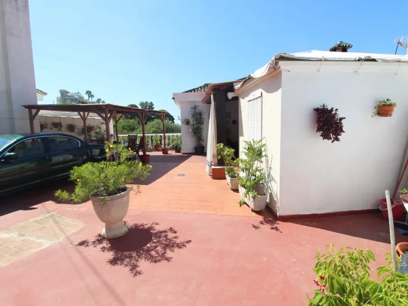La Campana area in Nueva Andalucia is a thriving community with a vast array of amenities. Offered for sale is this house situated walking distance from all local services. The property enjoys far reaching views towards the sea and the spacious accommodat