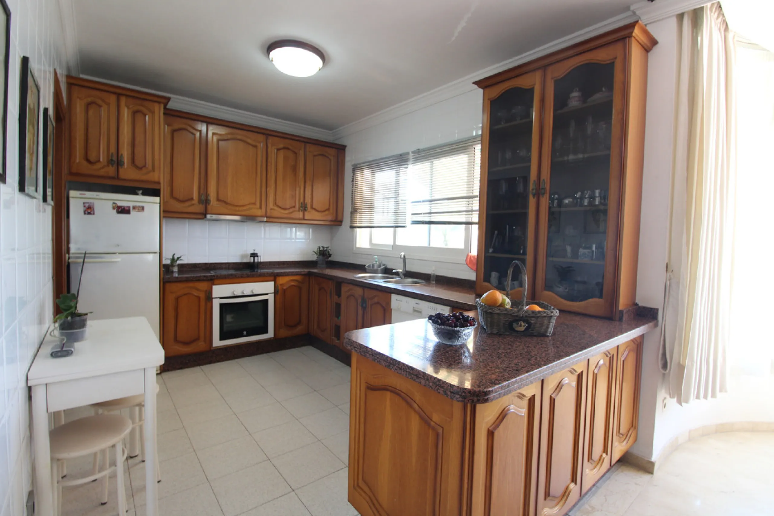 La Campana area in Nueva Andalucia is a thriving community with a vast array of amenities. Offered for sale is this house situated walking distance from all local services. The property enjoys far reaching views towards the sea and the spacious accommodat