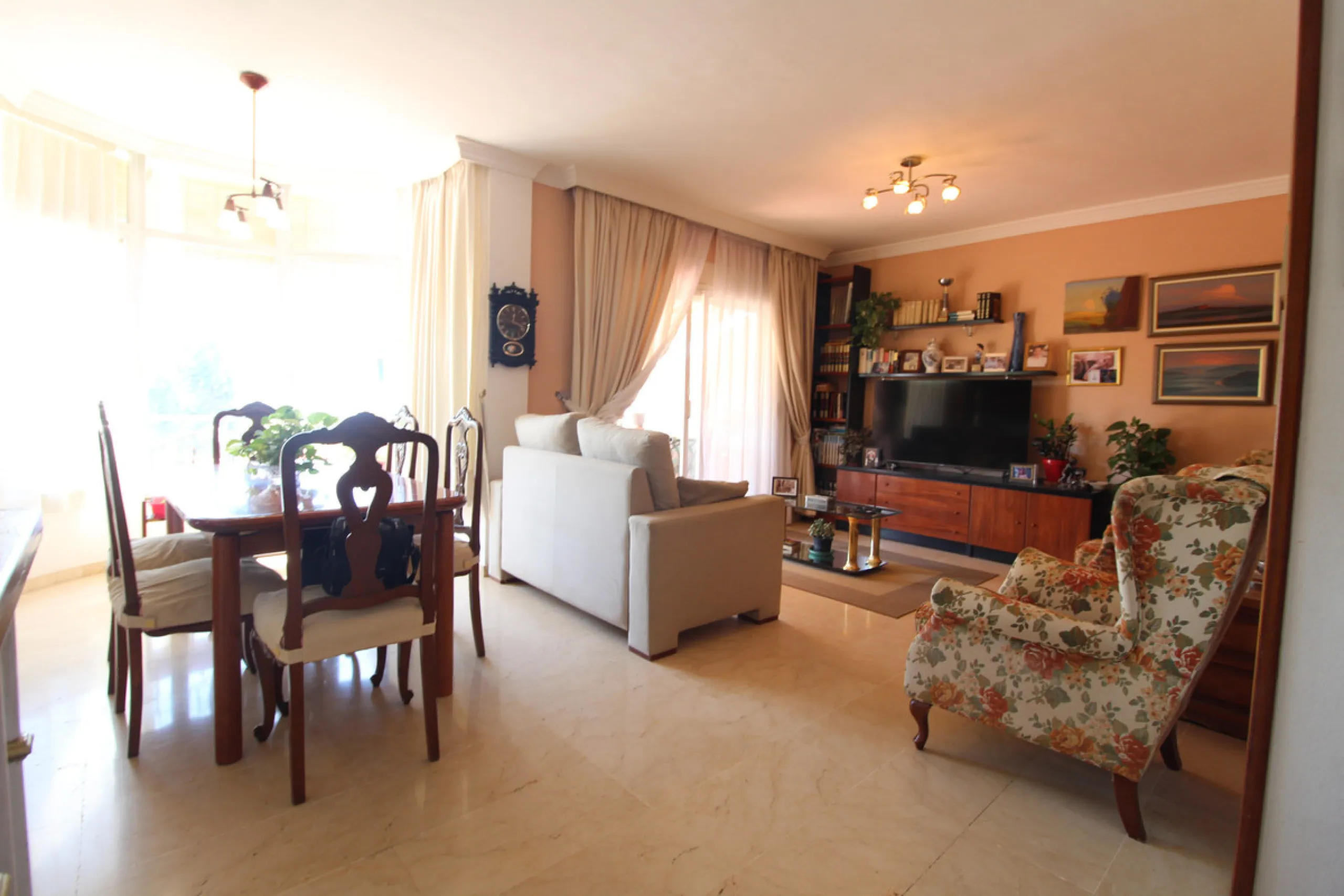 La Campana area in Nueva Andalucia is a thriving community with a vast array of amenities. Offered for sale is this house situated walking distance from all local services. The property enjoys far reaching views towards the sea and the spacious accommodat
