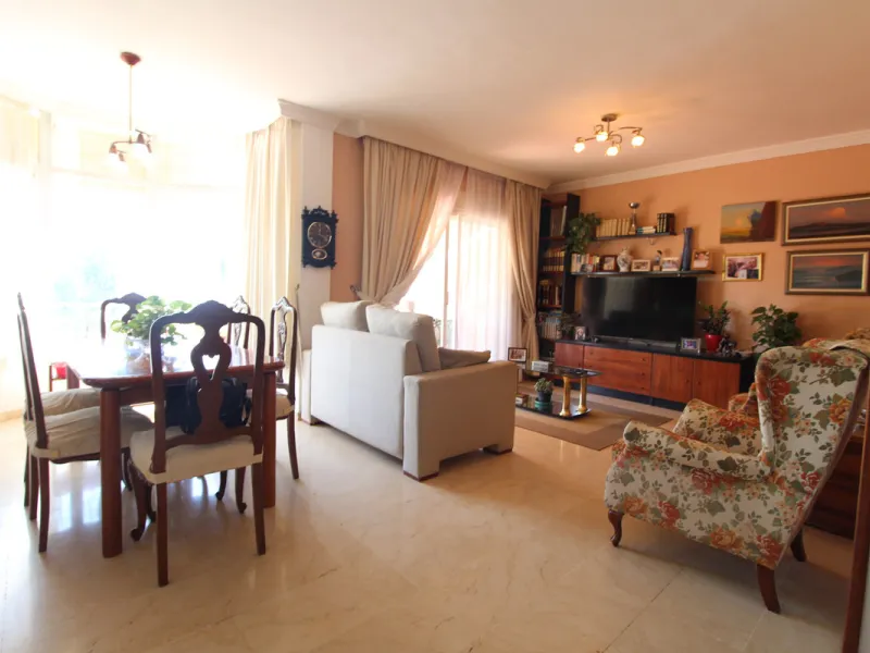 La Campana area in Nueva Andalucia is a thriving community with a vast array of amenities. Offered for sale is this house situated walking distance from all local services. The property enjoys far reaching views towards the sea and the spacious accommodat