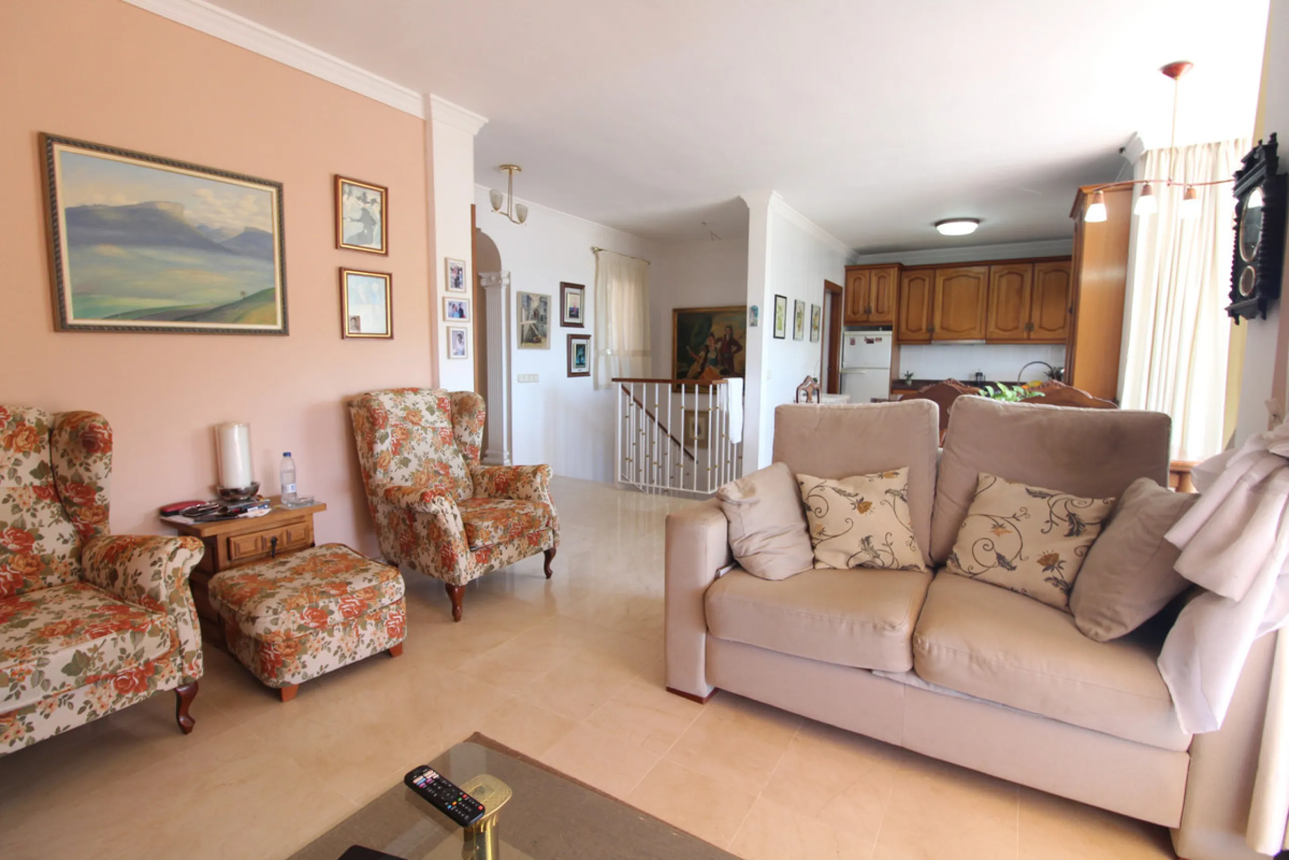 La Campana area in Nueva Andalucia is a thriving community with a vast array of amenities. Offered for sale is this house situated walking distance from all local services. The property enjoys far reaching views towards the sea and the spacious accommodat