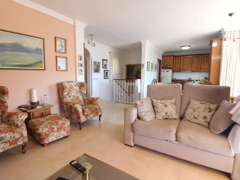 La Campana area in Nueva Andalucia is a thriving community with a vast array of amenities. Offered for sale is this house situated walking distance from all local services. The property enjoys far reaching views towards the sea and the spacious accommodat