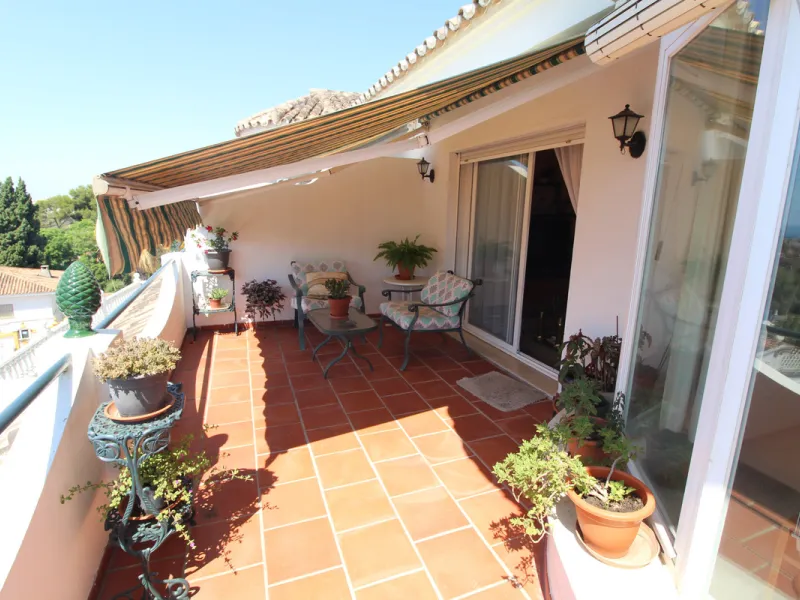 La Campana area in Nueva Andalucia is a thriving community with a vast array of amenities. Offered for sale is this house situated walking distance from all local services. The property enjoys far reaching views towards the sea and the spacious accommodat