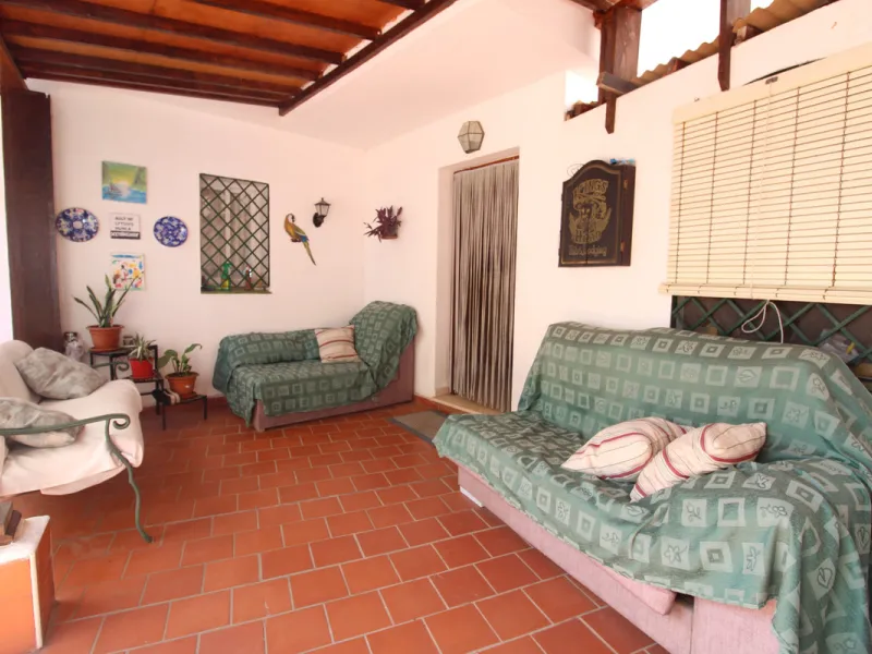 La Campana area in Nueva Andalucia is a thriving community with a vast array of amenities. Offered for sale is this house situated walking distance from all local services. The property enjoys far reaching views towards the sea and the spacious accommodat