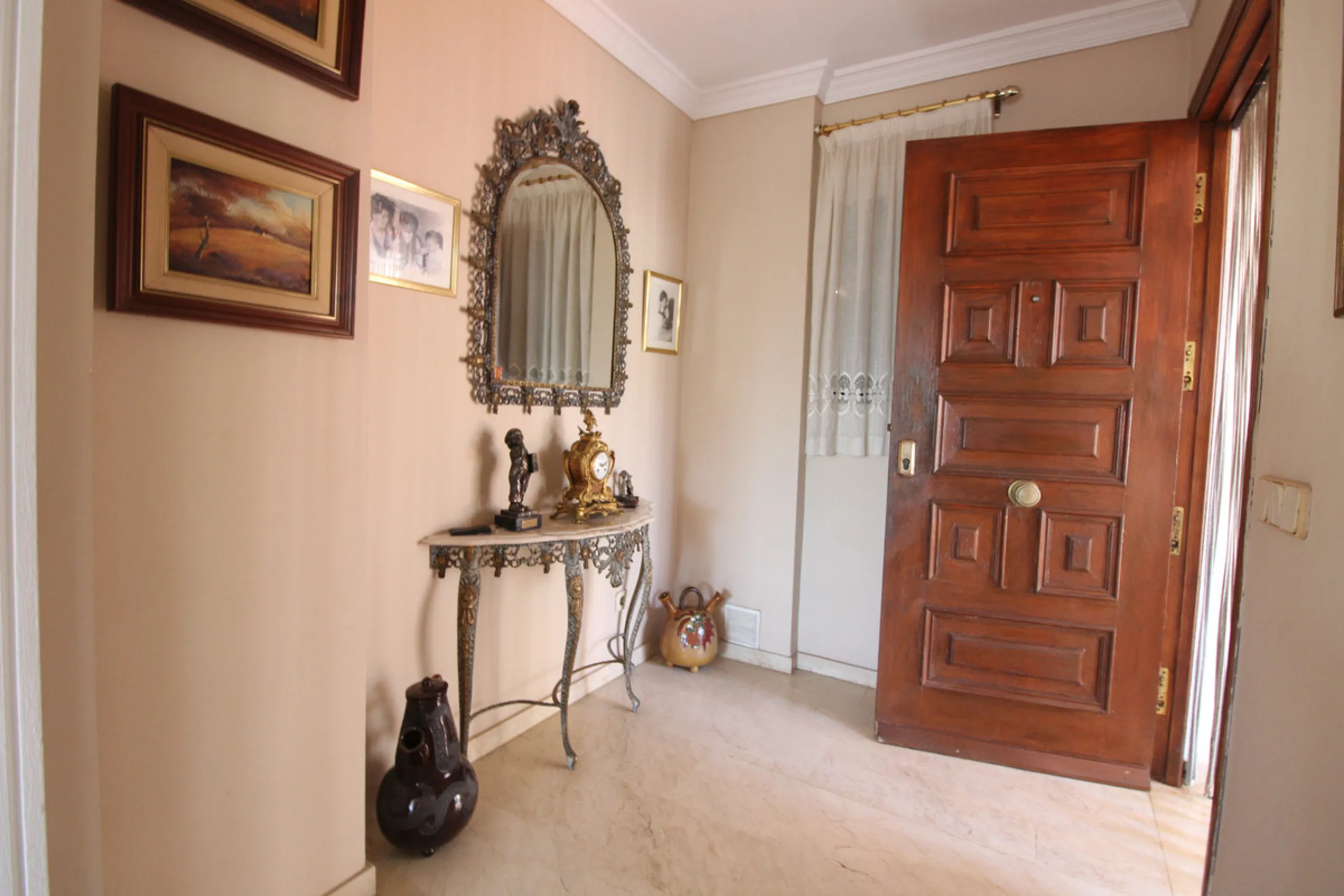 La Campana area in Nueva Andalucia is a thriving community with a vast array of amenities. Offered for sale is this house situated walking distance from all local services. The property enjoys far reaching views towards the sea and the spacious accommodat