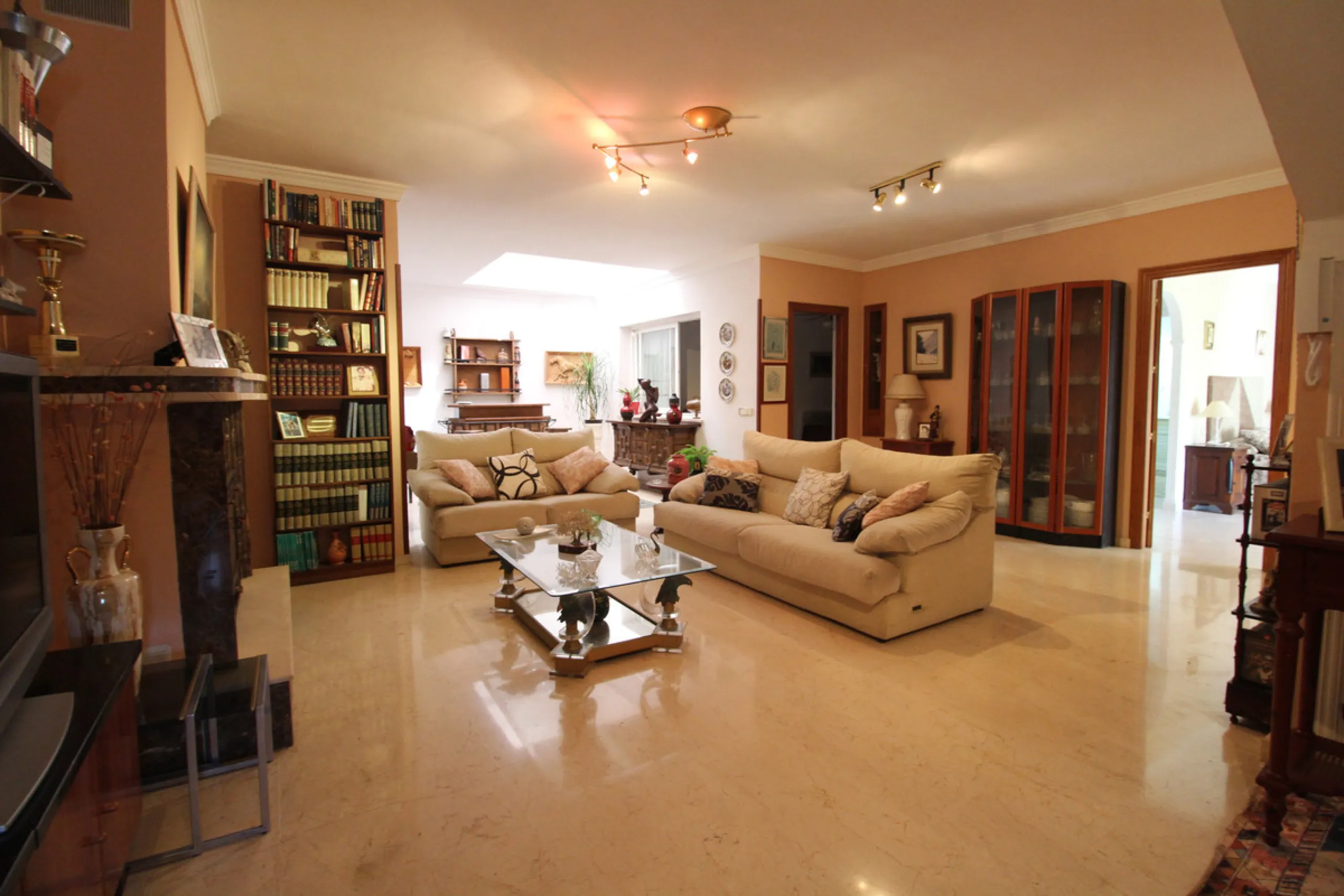 La Campana area in Nueva Andalucia is a thriving community with a vast array of amenities. Offered for sale is this house situated walking distance from all local services. The property enjoys far reaching views towards the sea and the spacious accommodat