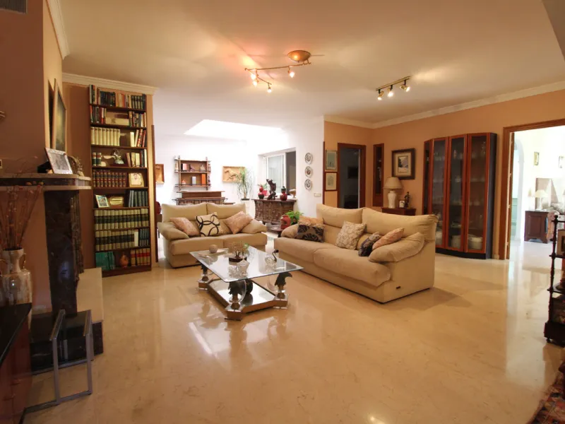 La Campana area in Nueva Andalucia is a thriving community with a vast array of amenities. Offered for sale is this house situated walking distance from all local services. The property enjoys far reaching views towards the sea and the spacious accommodat