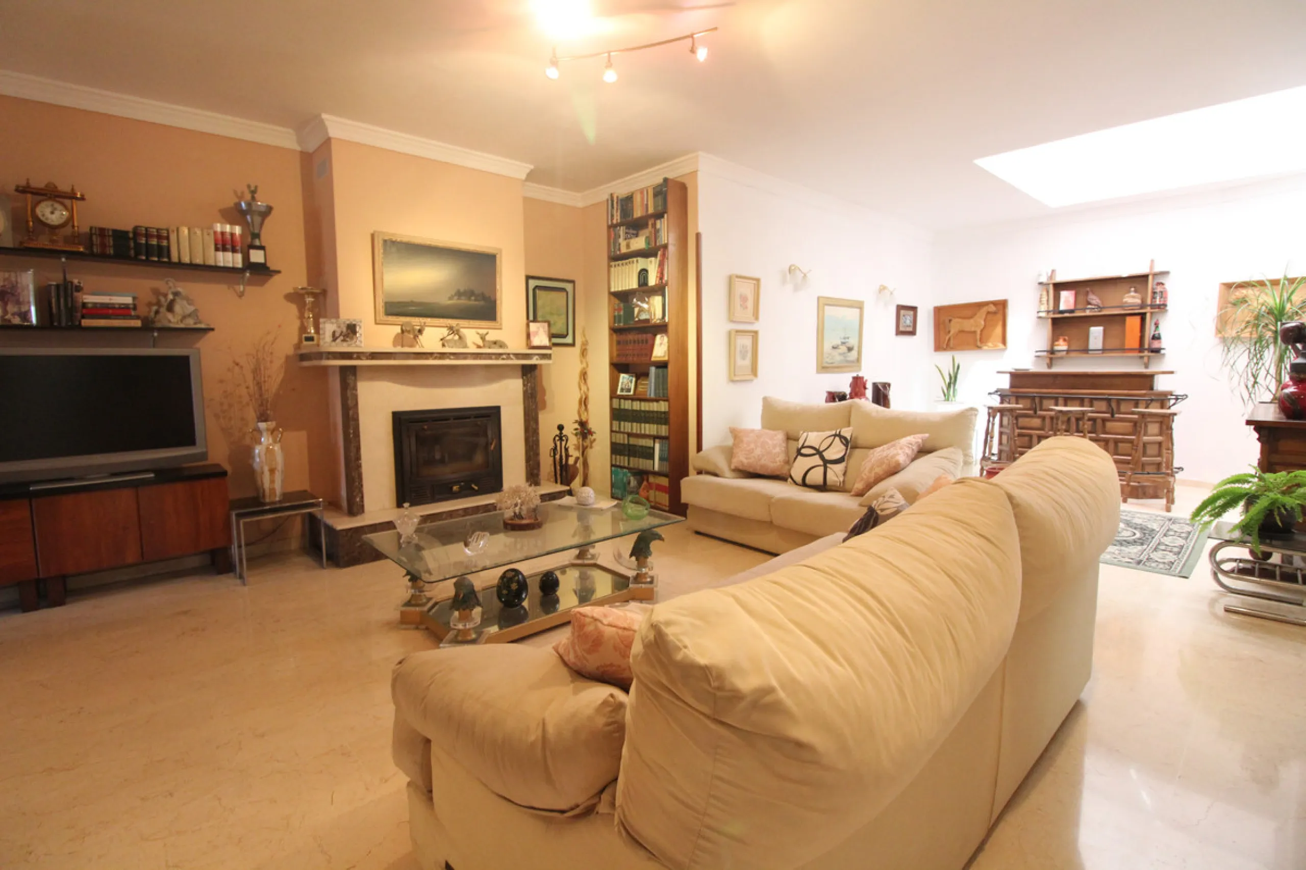 La Campana area in Nueva Andalucia is a thriving community with a vast array of amenities. Offered for sale is this house situated walking distance from all local services. The property enjoys far reaching views towards the sea and the spacious accommodat