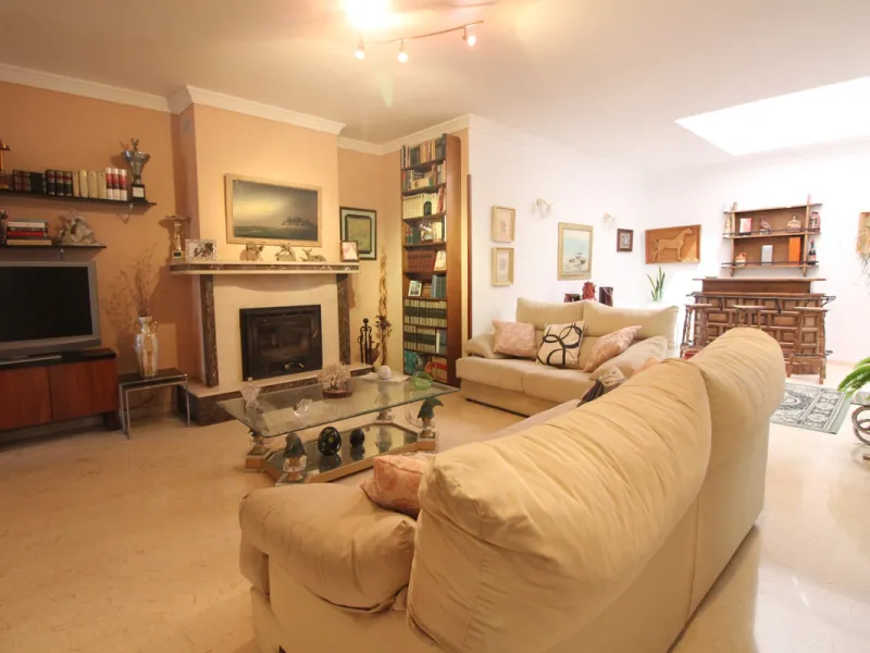 La Campana area in Nueva Andalucia is a thriving community with a vast array of amenities. Offered for sale is this house situated walking distance from all local services. The property enjoys far reaching views towards the sea and the spacious accommodat