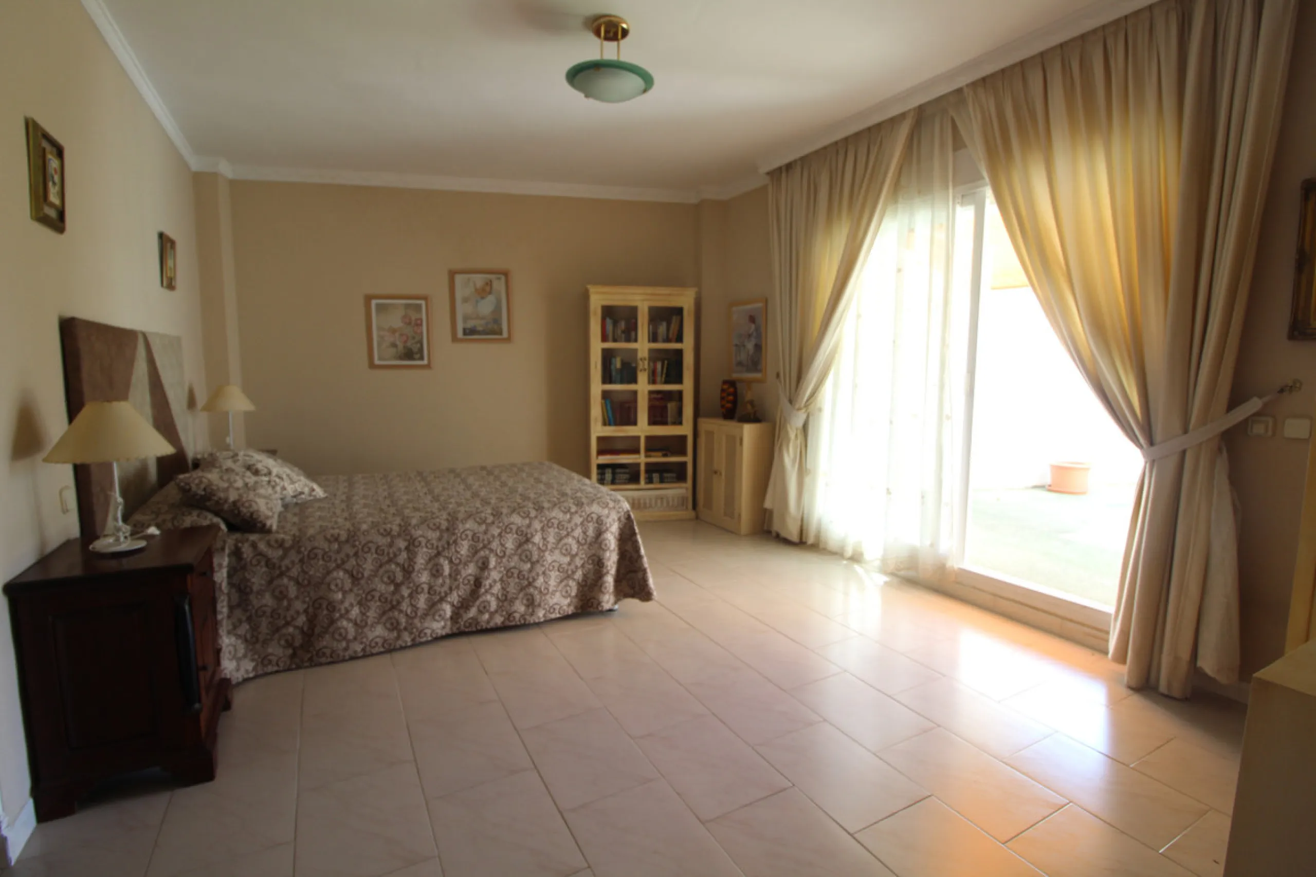 La Campana area in Nueva Andalucia is a thriving community with a vast array of amenities. Offered for sale is this house situated walking distance from all local services. The property enjoys far reaching views towards the sea and the spacious accommodat