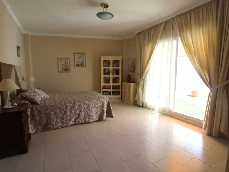 La Campana area in Nueva Andalucia is a thriving community with a vast array of amenities. Offered for sale is this house situated walking distance from all local services. The property enjoys far reaching views towards the sea and the spacious accommodat