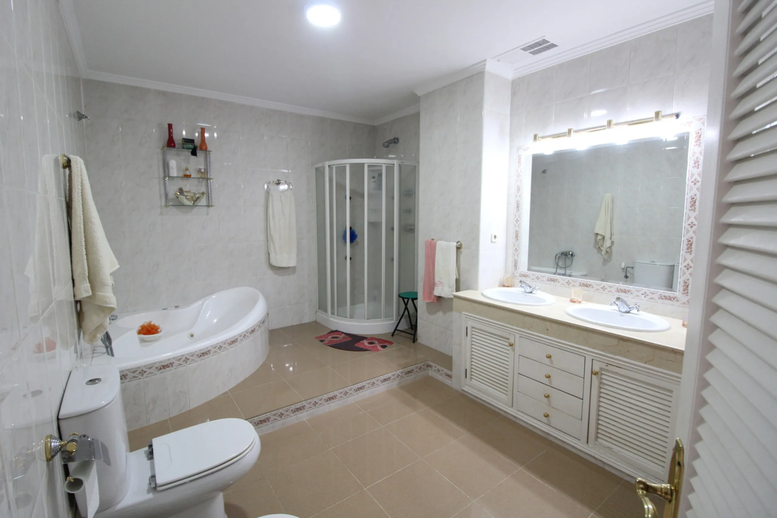 La Campana area in Nueva Andalucia is a thriving community with a vast array of amenities. Offered for sale is this house situated walking distance from all local services. The property enjoys far reaching views towards the sea and the spacious accommodat