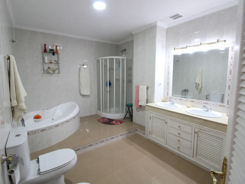 La Campana area in Nueva Andalucia is a thriving community with a vast array of amenities. Offered for sale is this house situated walking distance from all local services. The property enjoys far reaching views towards the sea and the spacious accommodat