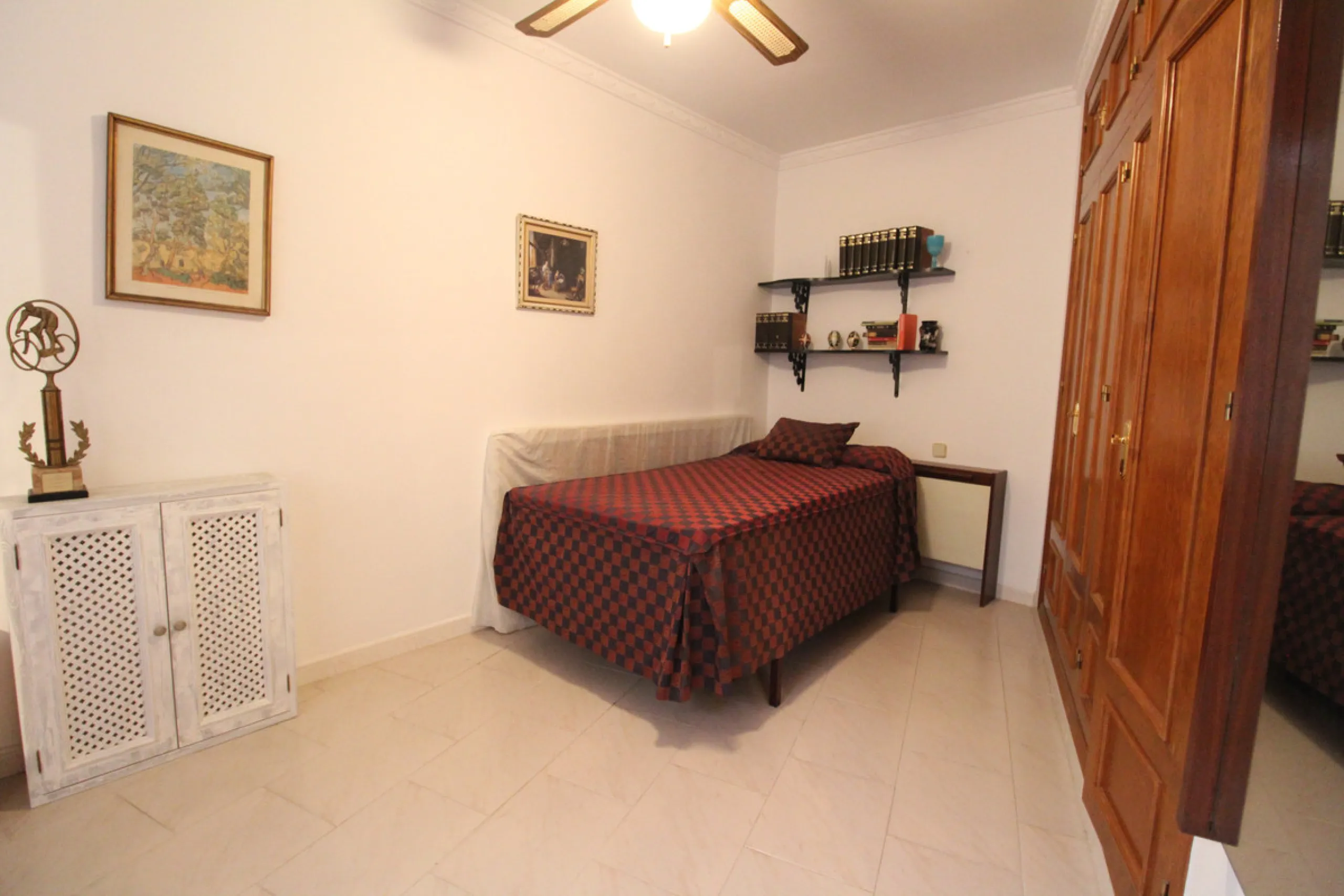 La Campana area in Nueva Andalucia is a thriving community with a vast array of amenities. Offered for sale is this house situated walking distance from all local services. The property enjoys far reaching views towards the sea and the spacious accommodat