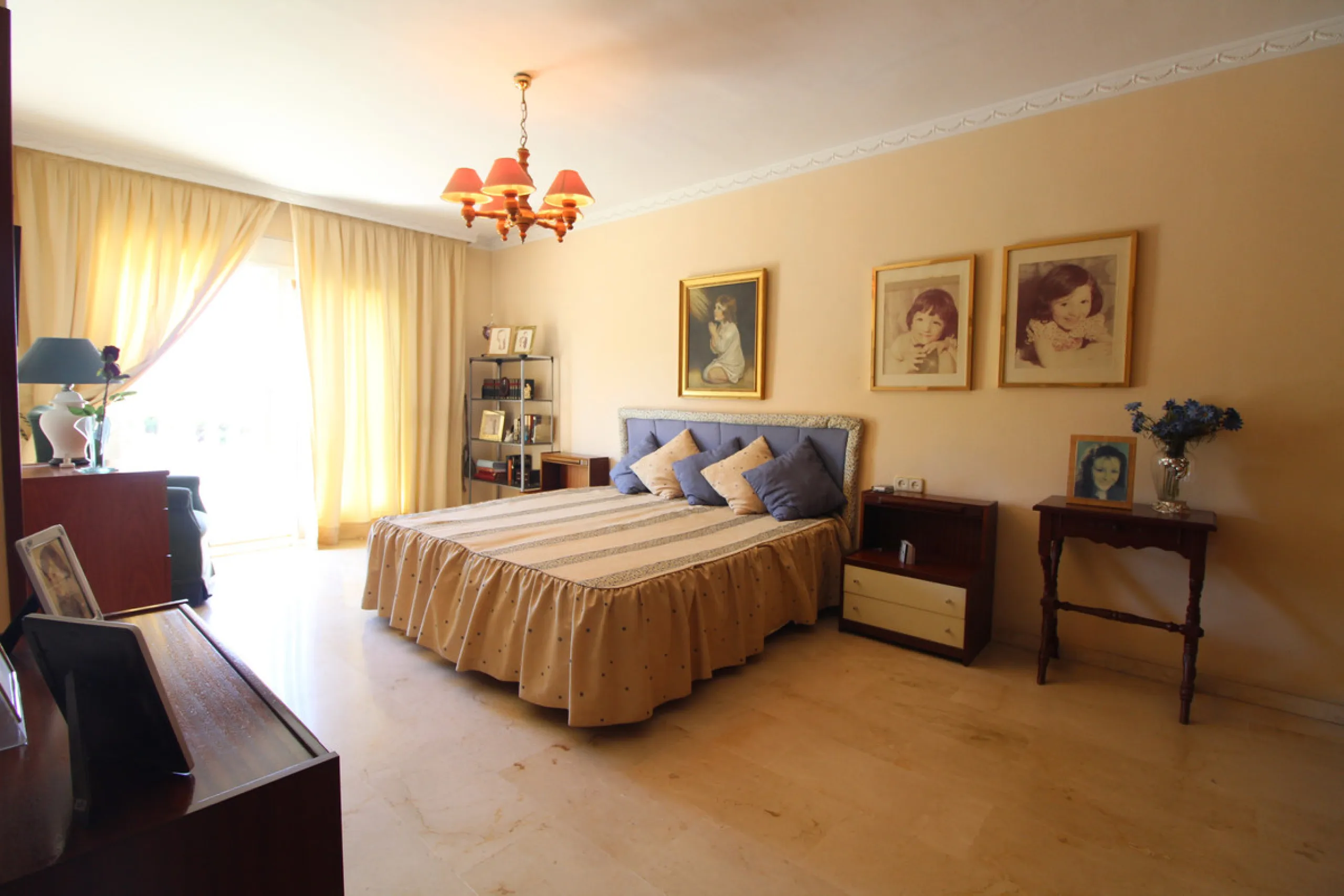 La Campana area in Nueva Andalucia is a thriving community with a vast array of amenities. Offered for sale is this house situated walking distance from all local services. The property enjoys far reaching views towards the sea and the spacious accommodat