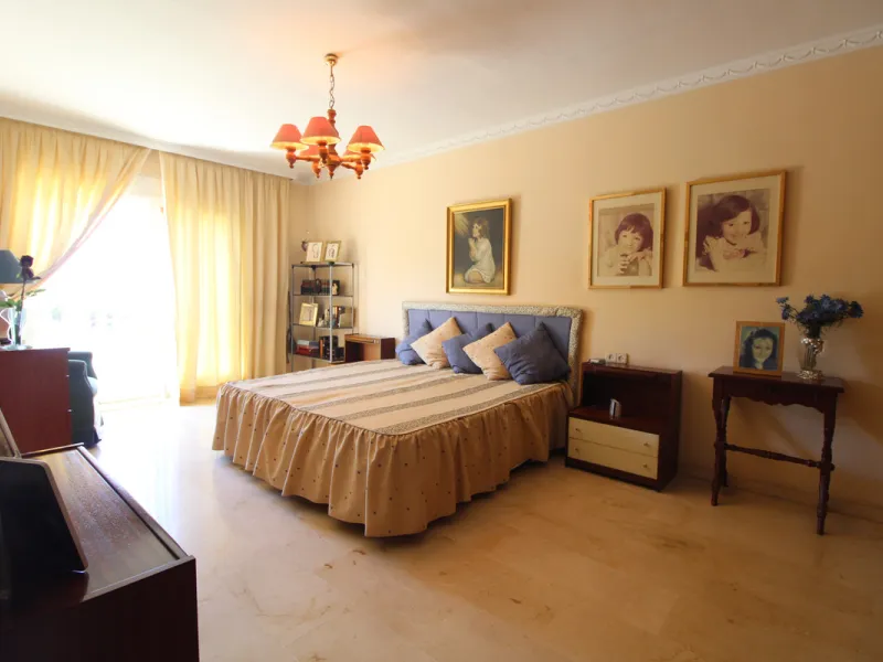 La Campana area in Nueva Andalucia is a thriving community with a vast array of amenities. Offered for sale is this house situated walking distance from all local services. The property enjoys far reaching views towards the sea and the spacious accommodat