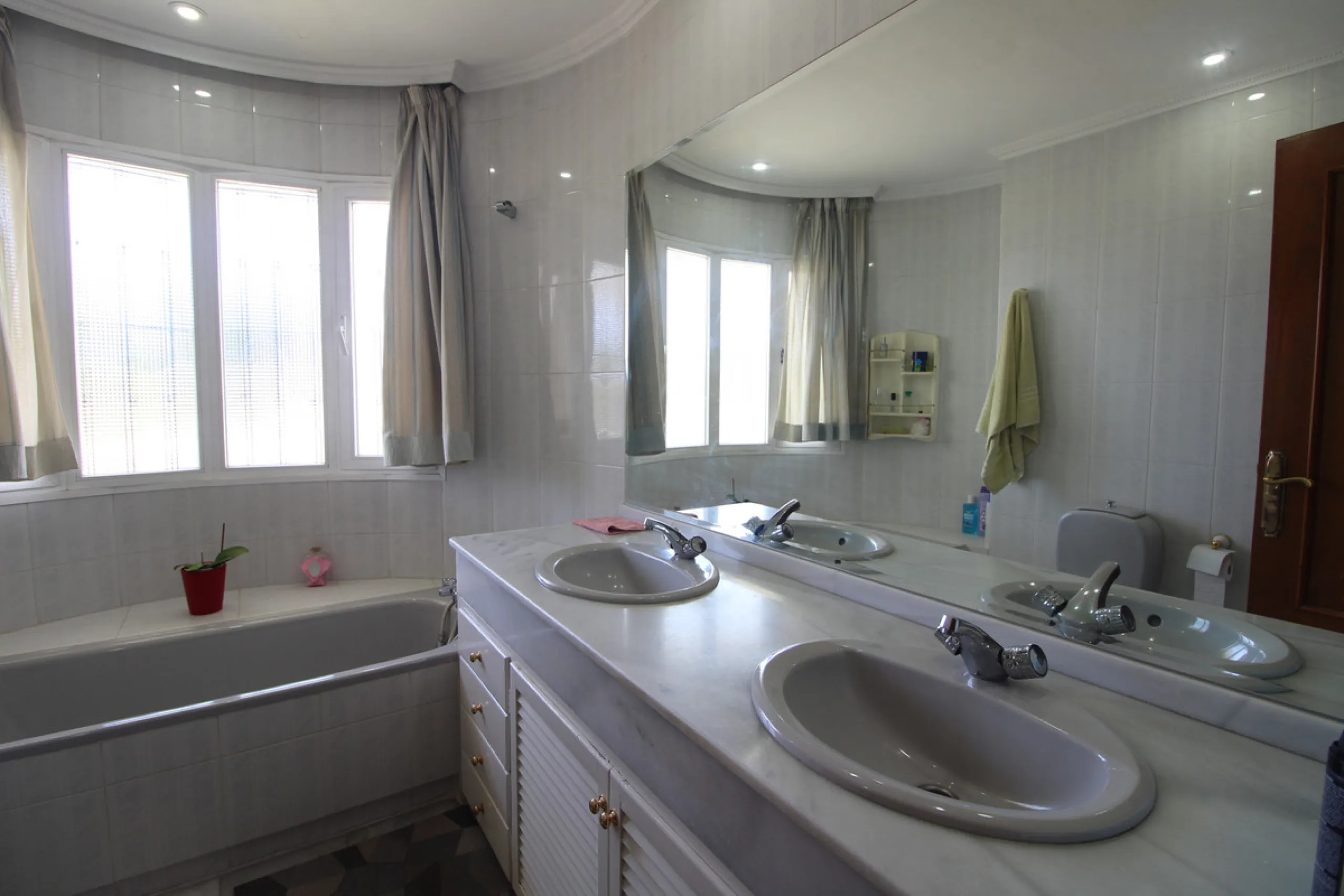 La Campana area in Nueva Andalucia is a thriving community with a vast array of amenities. Offered for sale is this house situated walking distance from all local services. The property enjoys far reaching views towards the sea and the spacious accommodat