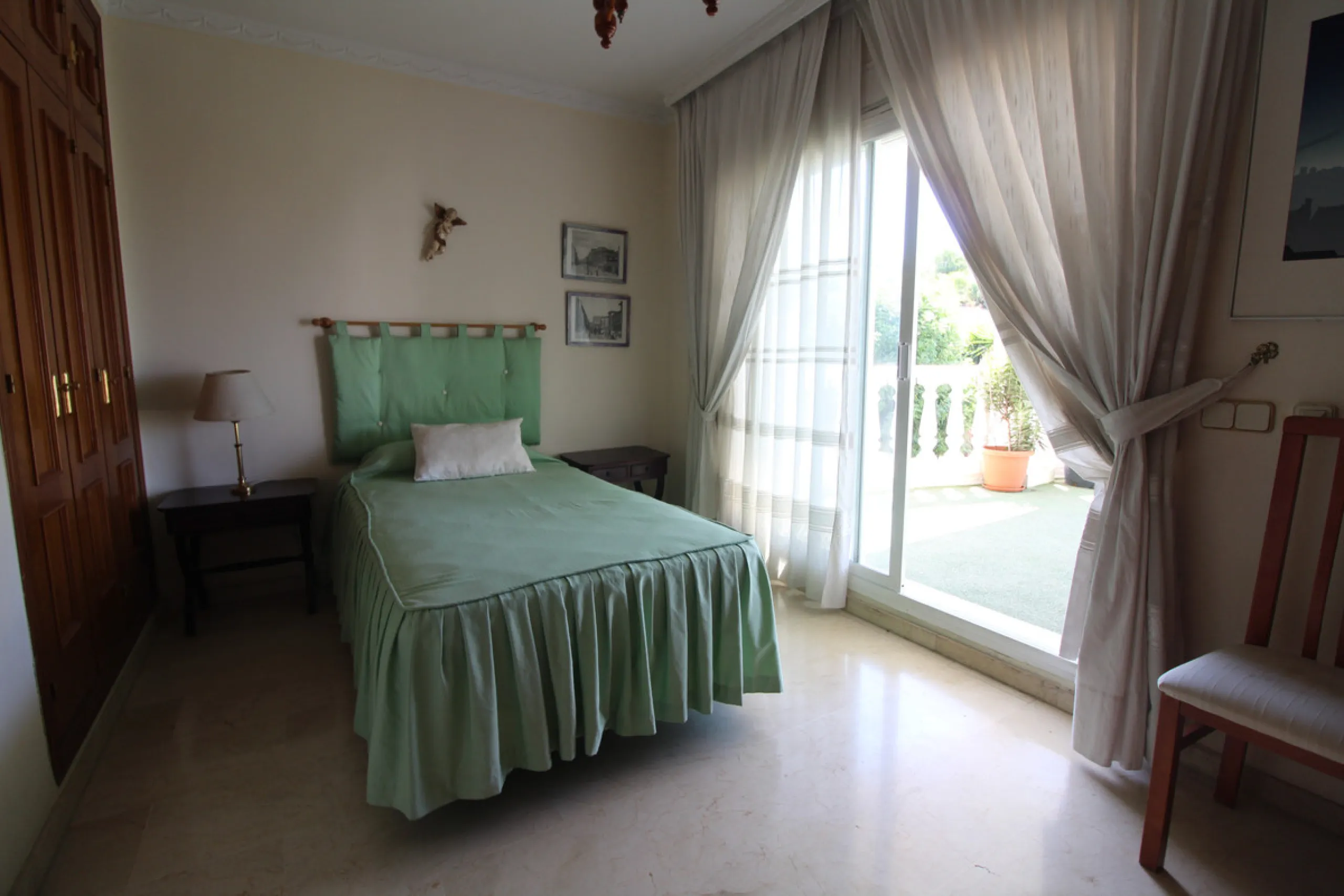La Campana area in Nueva Andalucia is a thriving community with a vast array of amenities. Offered for sale is this house situated walking distance from all local services. The property enjoys far reaching views towards the sea and the spacious accommodat