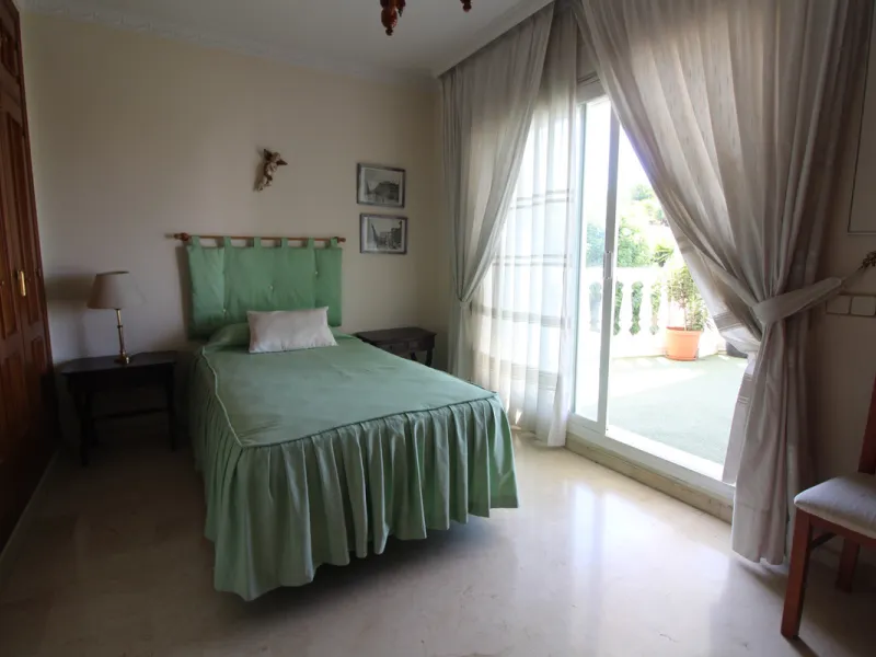La Campana area in Nueva Andalucia is a thriving community with a vast array of amenities. Offered for sale is this house situated walking distance from all local services. The property enjoys far reaching views towards the sea and the spacious accommodat