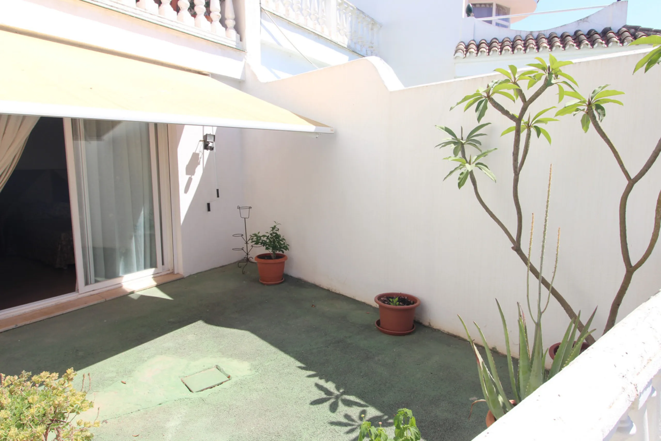 La Campana area in Nueva Andalucia is a thriving community with a vast array of amenities. Offered for sale is this house situated walking distance from all local services. The property enjoys far reaching views towards the sea and the spacious accommodat