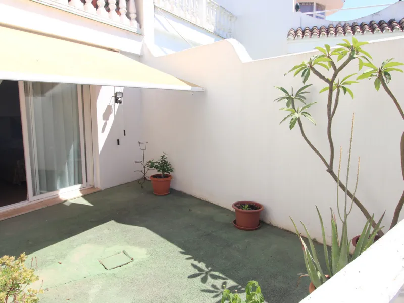 La Campana area in Nueva Andalucia is a thriving community with a vast array of amenities. Offered for sale is this house situated walking distance from all local services. The property enjoys far reaching views towards the sea and the spacious accommodat