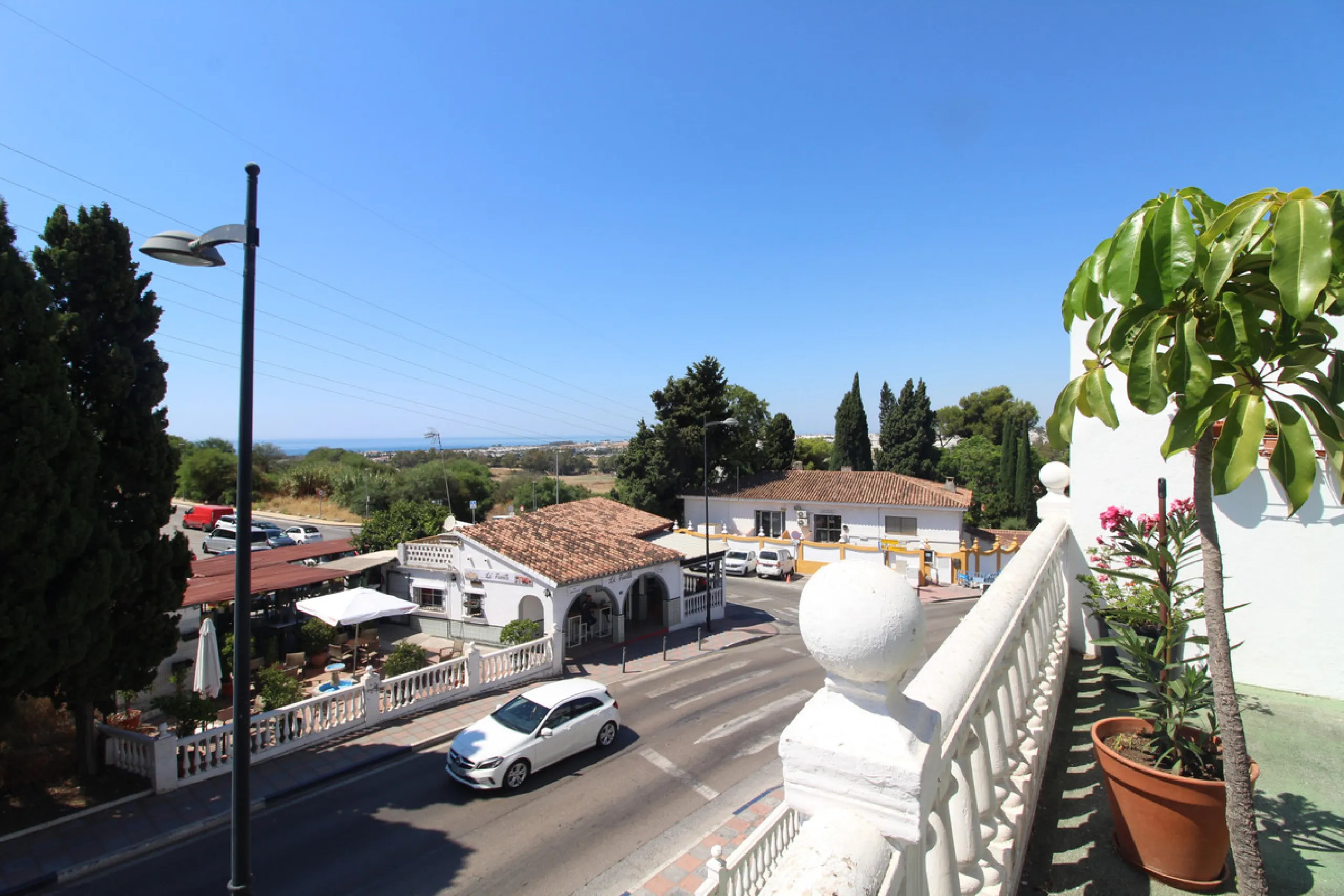 La Campana area in Nueva Andalucia is a thriving community with a vast array of amenities. Offered for sale is this house situated walking distance from all local services. The property enjoys far reaching views towards the sea and the spacious accommodat