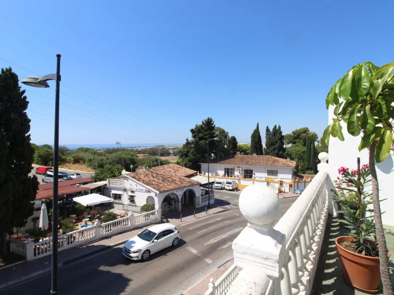 La Campana area in Nueva Andalucia is a thriving community with a vast array of amenities. Offered for sale is this house situated walking distance from all local services. The property enjoys far reaching views towards the sea and the spacious accommodat