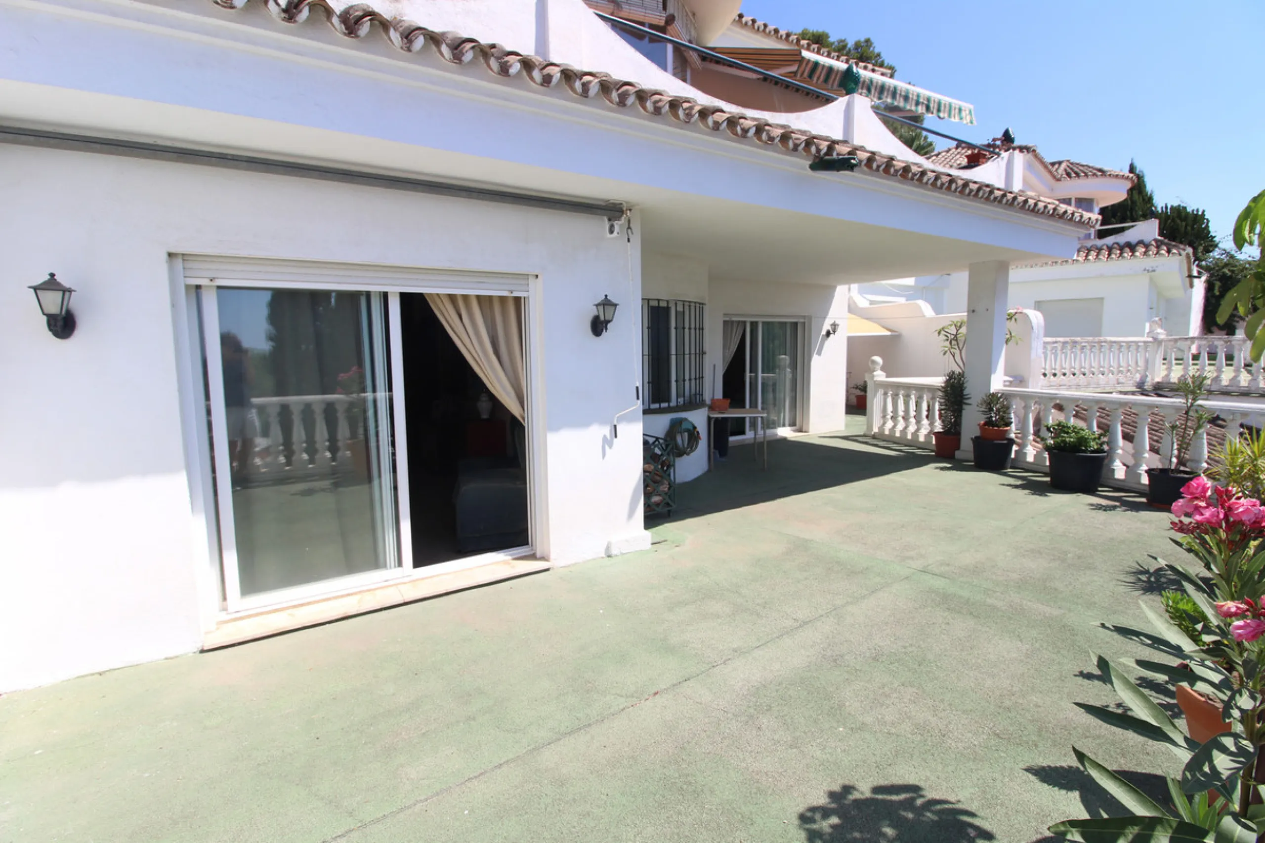 La Campana area in Nueva Andalucia is a thriving community with a vast array of amenities. Offered for sale is this house situated walking distance from all local services. The property enjoys far reaching views towards the sea and the spacious accommodat