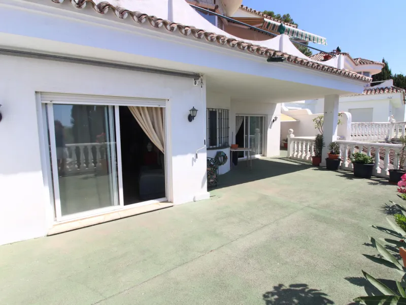 La Campana area in Nueva Andalucia is a thriving community with a vast array of amenities. Offered for sale is this house situated walking distance from all local services. The property enjoys far reaching views towards the sea and the spacious accommodat