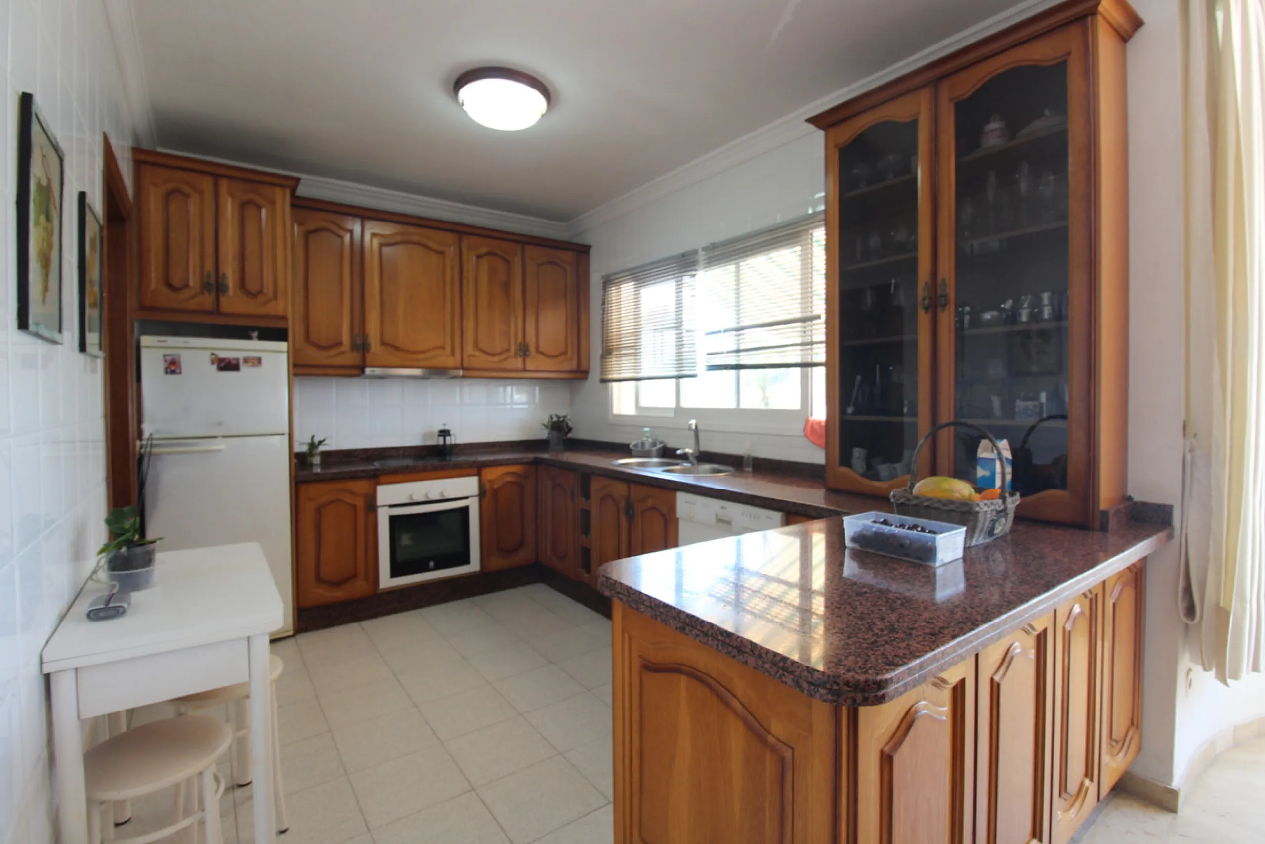 La Campana area in Nueva Andalucia is a thriving community with a vast array of amenities. Offered for sale is this house situated walking distance from all local services. The property enjoys far reaching views towards the sea and the spacious accommodat