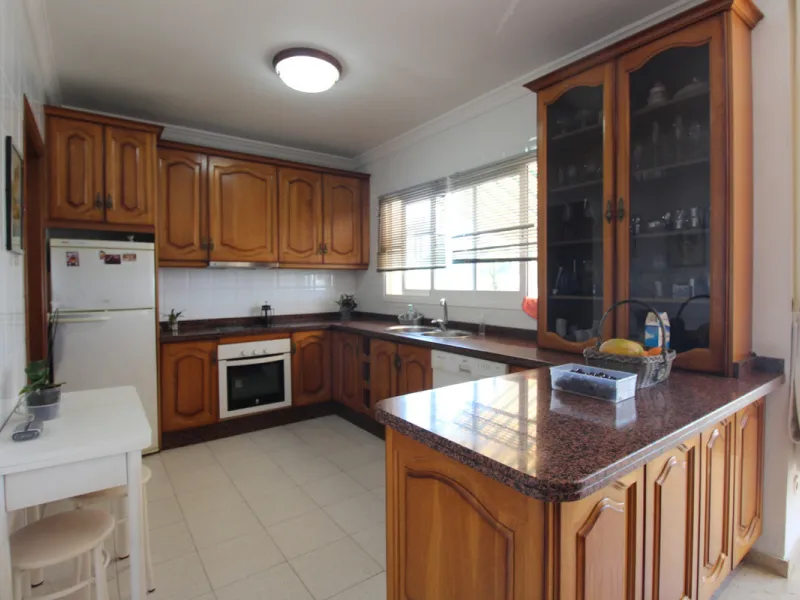 La Campana area in Nueva Andalucia is a thriving community with a vast array of amenities. Offered for sale is this house situated walking distance from all local services. The property enjoys far reaching views towards the sea and the spacious accommodat