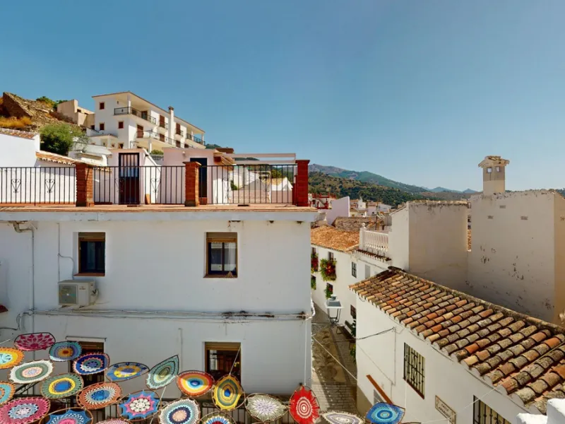 This extraordinary property blends over 400 years of history with contemporary living comfort. In 2022, it underwent a full renovation with great attention to detail and a strong focus on quality and sustainability. Since 1572, the house belonged to the d