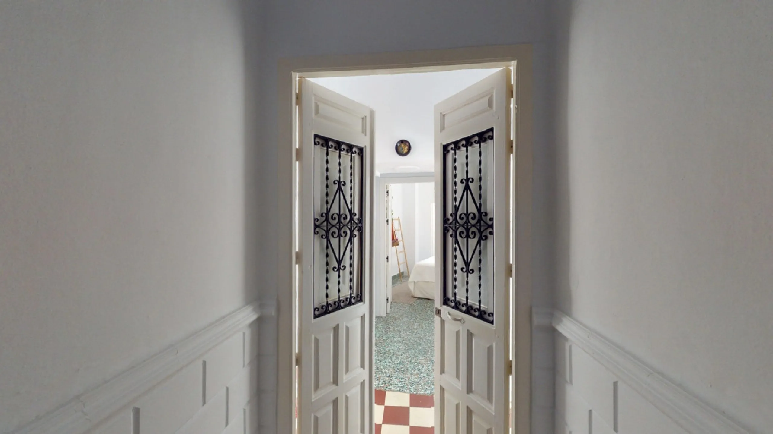 This extraordinary property blends over 400 years of history with contemporary living comfort. In 2022, it underwent a full renovation with great attention to detail and a strong focus on quality and sustainability. Since 1572, the house belonged to the d