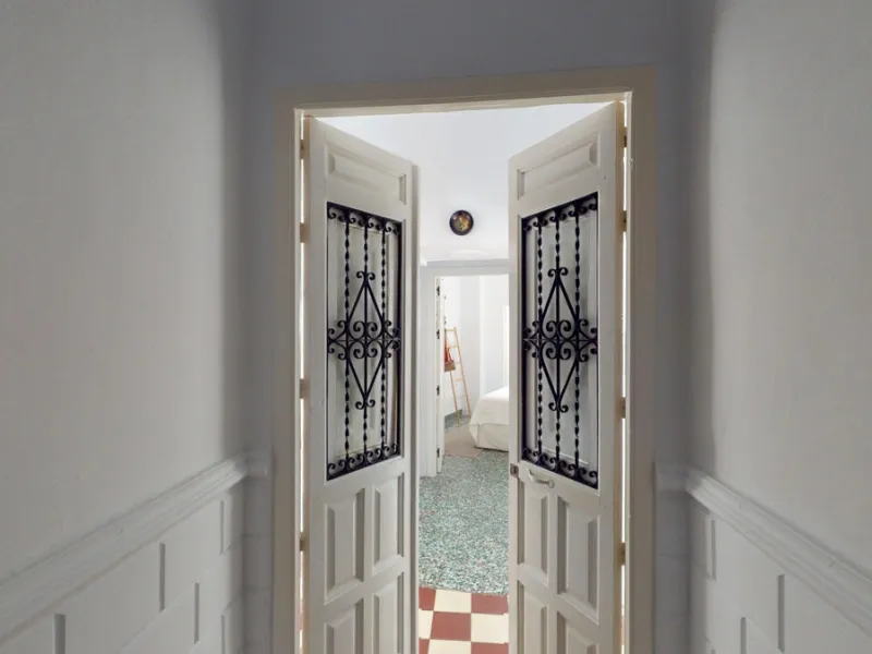 This extraordinary property blends over 400 years of history with contemporary living comfort. In 2022, it underwent a full renovation with great attention to detail and a strong focus on quality and sustainability. Since 1572, the house belonged to the d