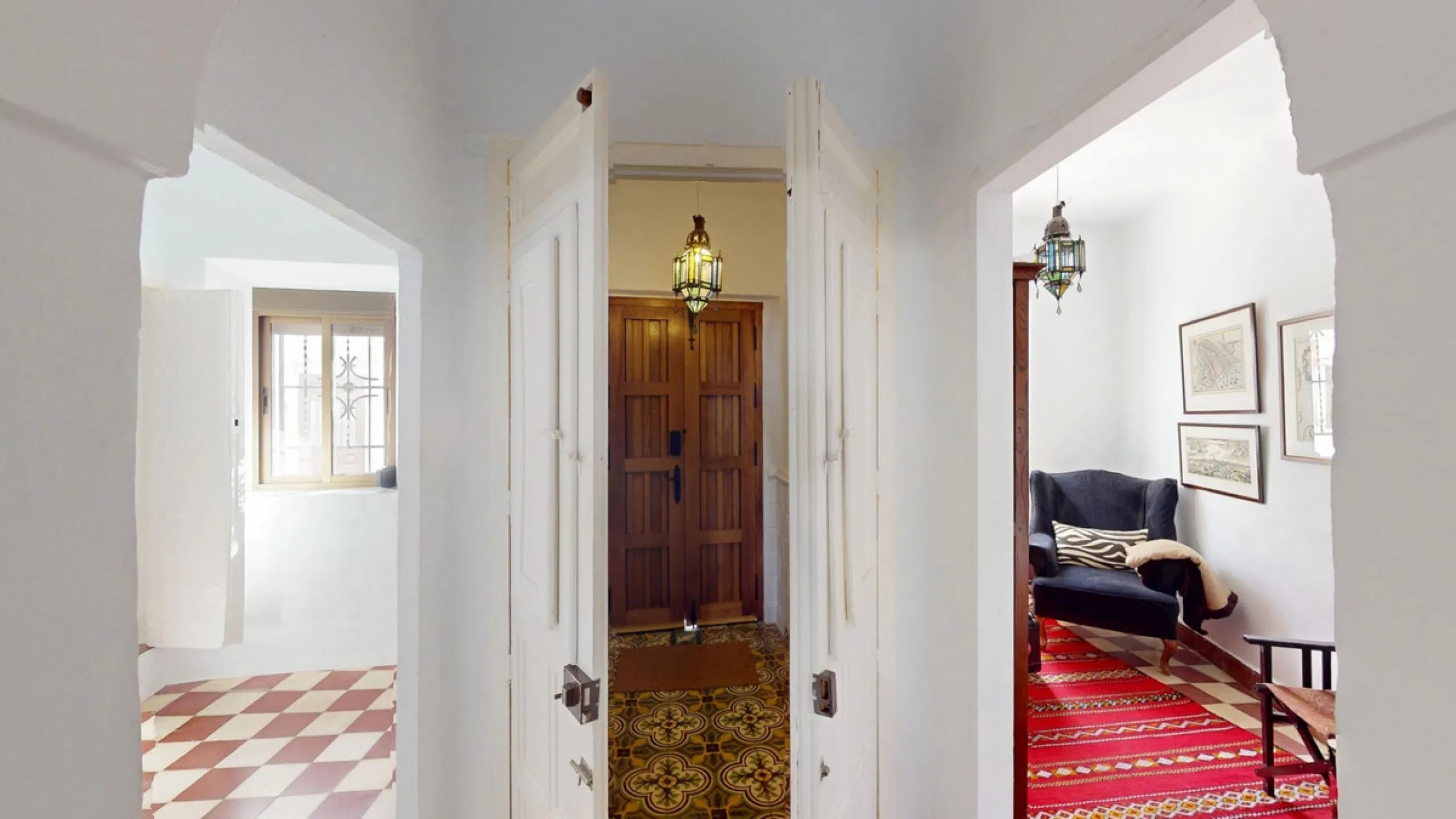 This extraordinary property blends over 400 years of history with contemporary living comfort. In 2022, it underwent a full renovation with great attention to detail and a strong focus on quality and sustainability. Since 1572, the house belonged to the d